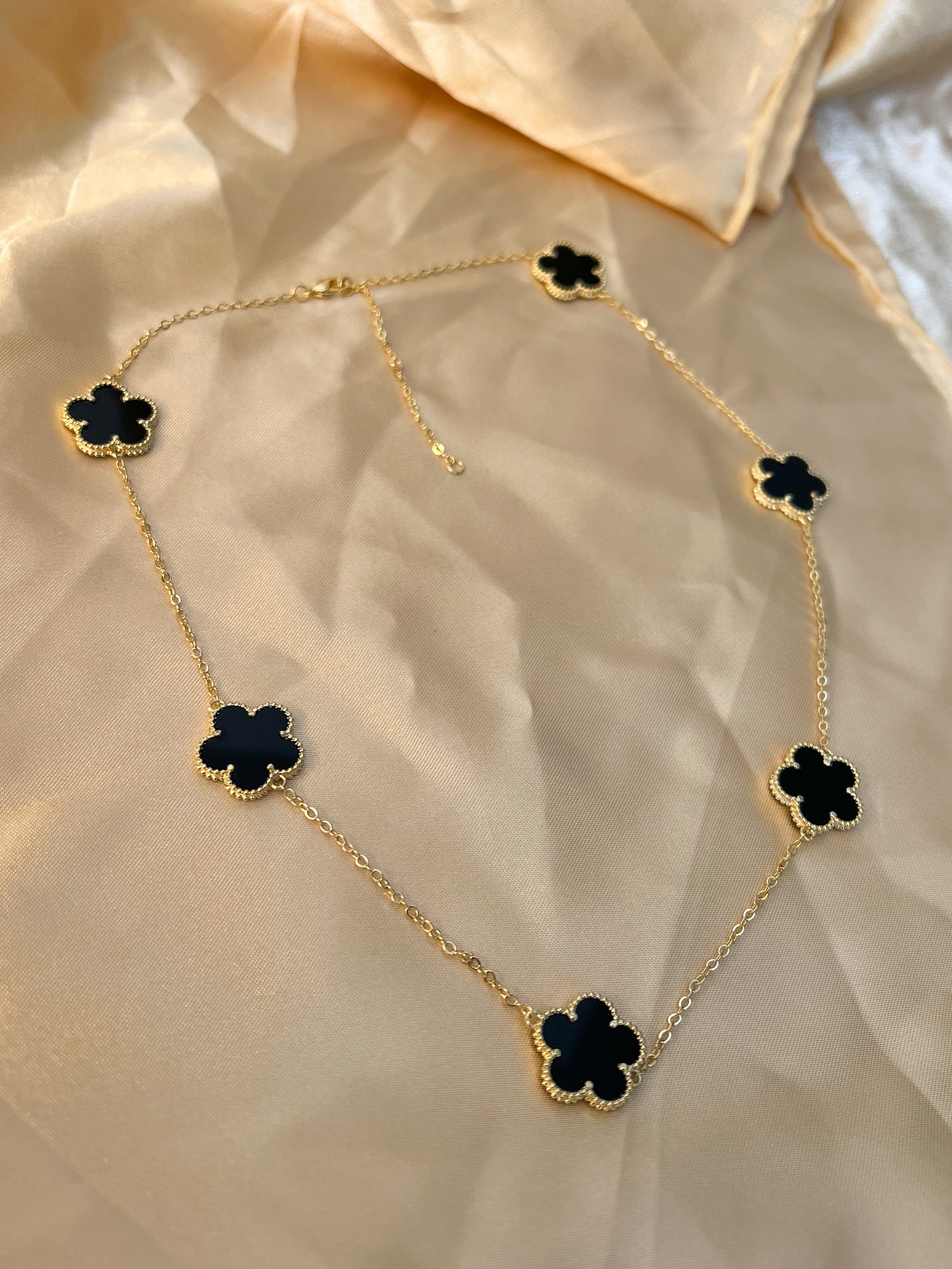 LUCY CLOVER NECKLACE