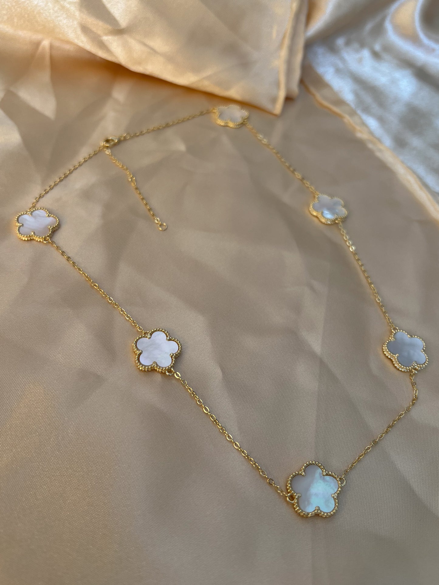 LUCY CLOVER NECKLACE